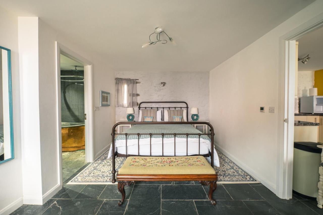 St Davids Hideaway With Roll-Top Bath & Log Burner ภายนอก รูปภาพ