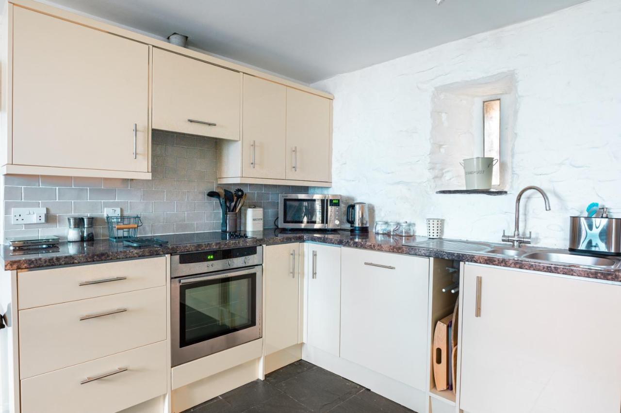 St Davids Hideaway With Roll-Top Bath & Log Burner ภายนอก รูปภาพ
