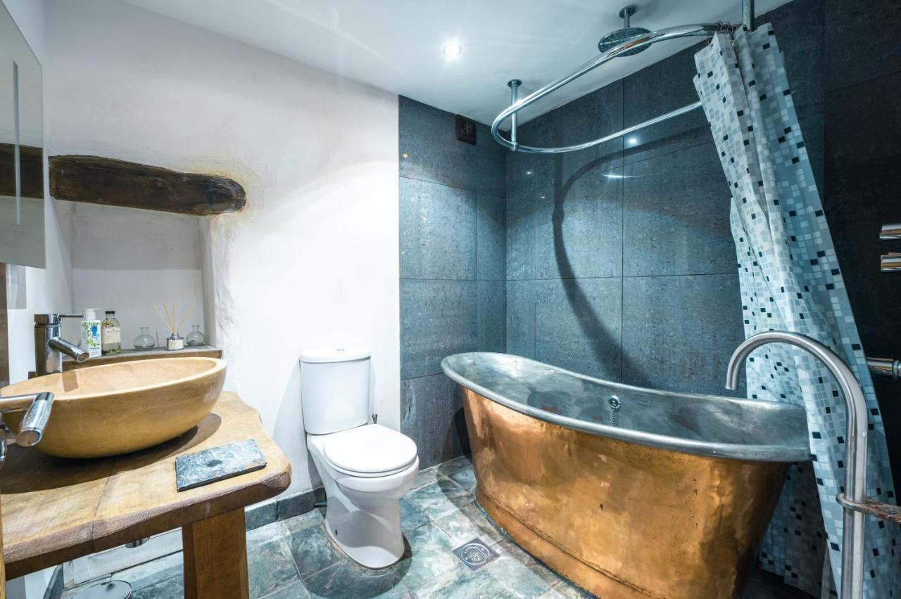 St Davids Hideaway With Roll-Top Bath & Log Burner ภายนอก รูปภาพ